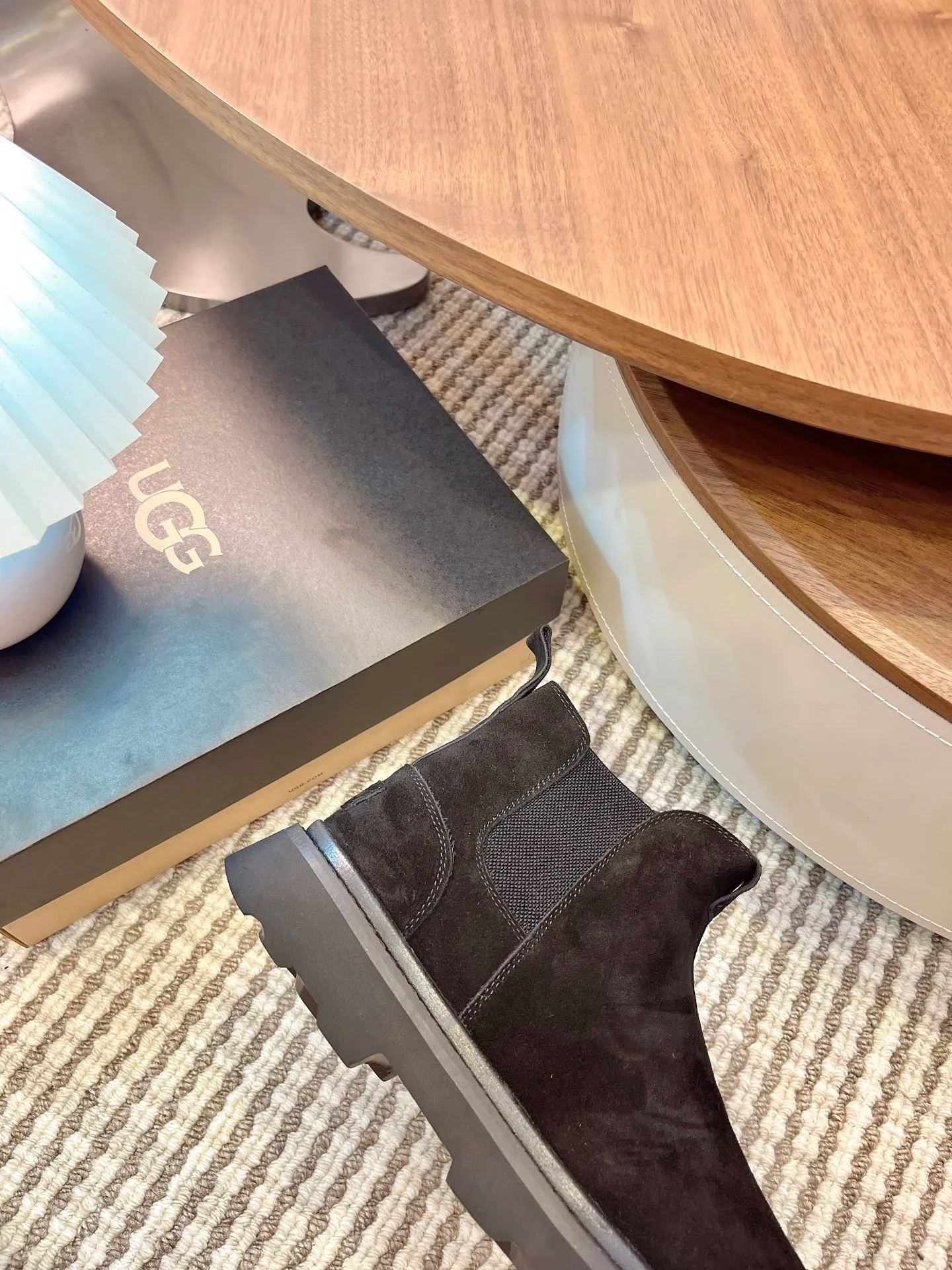 【UGG】 P: 600💰 Size: 40 to 44 (45 custom-made) 2025 new style 𝑼𝑮𝑮•Men's ◾️. Winter snow boots and fur shoes. The matching coefficient is also 100%. 💥Good-looking✨Fully fashionable and stylish when worn. 📈 Lager casual boots, lace-up style. The heels are decorated with hot embossed brand logos. Item No.: 1171113 Upper: high-quality cow suede Lining: sheepskin imported from Australia 🐑The inner lining is made of Australian lamb wool Outsole: EVA non-slip outsole. 45
